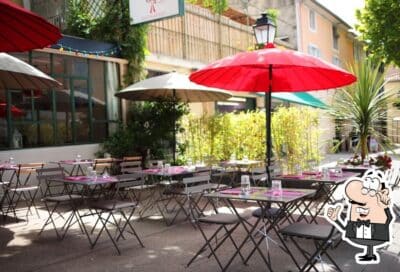 Sous les platanes