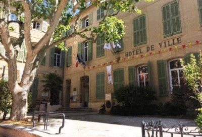 parvis de la mairie de Pertuis