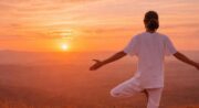 Yoga au lever du soleil