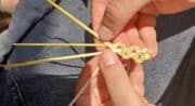 Atelier de création de bracelet au musée de la Vannerie à Cadenet_Cadenet