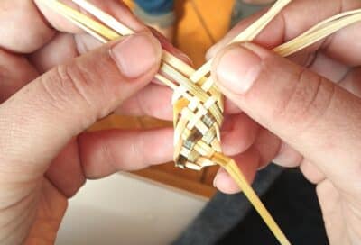 Atelier de création de bracelet au musée de la Vannerie à Cadenet_Cadenet